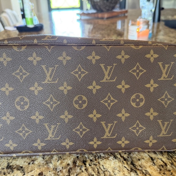 Louis Vuitton Neverfull MM - Picture 9 of 16
